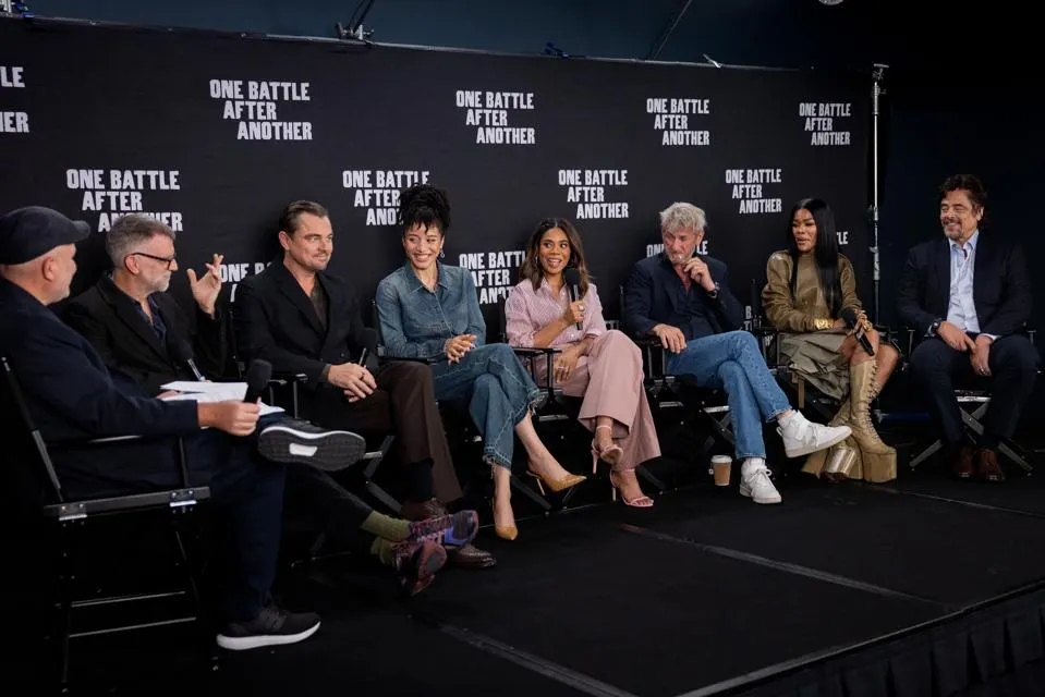 Paul Thomas Anderson, Leonardo DiCaprio, Chase Infiniti, Regina Hall, Sean Penn, Teyana Taylor y Benicio del Toro desde Los Ángeles, hablando de Una Batalla tras Otra. Foto: Shatterstock / Warner Bros.