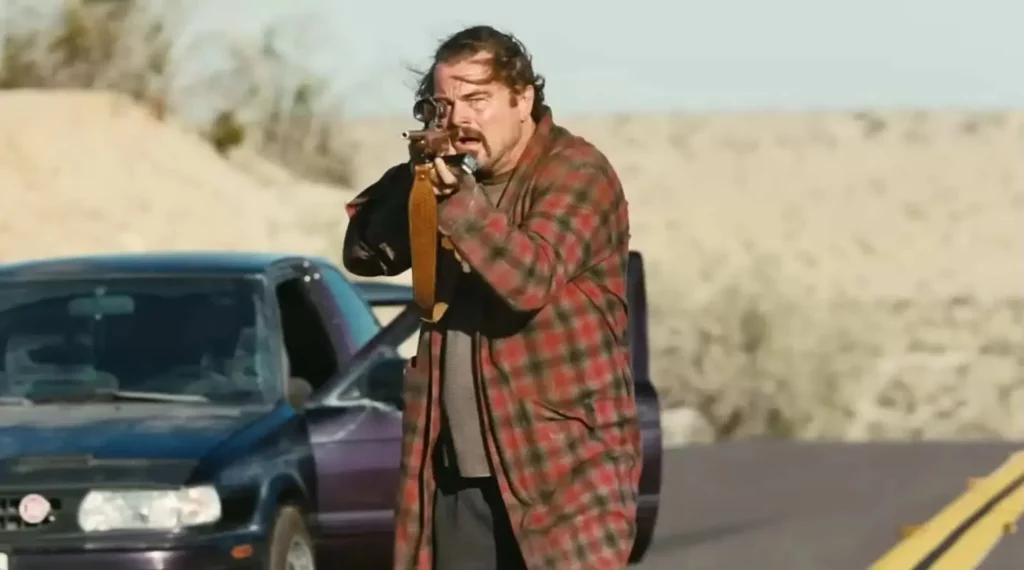 Leonardo DiCaprio destaca como el ex revolucionario padre que hará todo por su hija en Una Batalla tras Otra. Foto: Warner Bros. Pictures