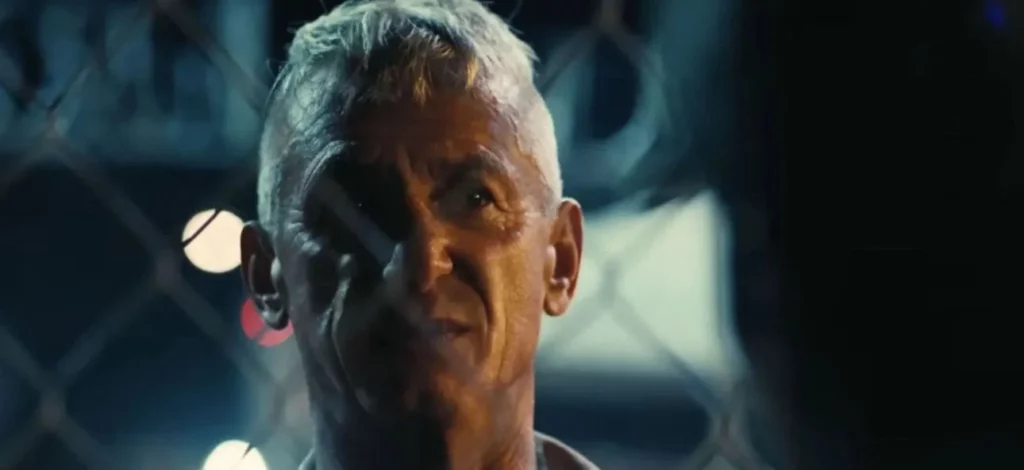 Sean Penn tiene un antagónico que satiriza a los blancos extremistas en EEUU en Una Batalla tras Otra. Foto: Warner Bros. Pictures