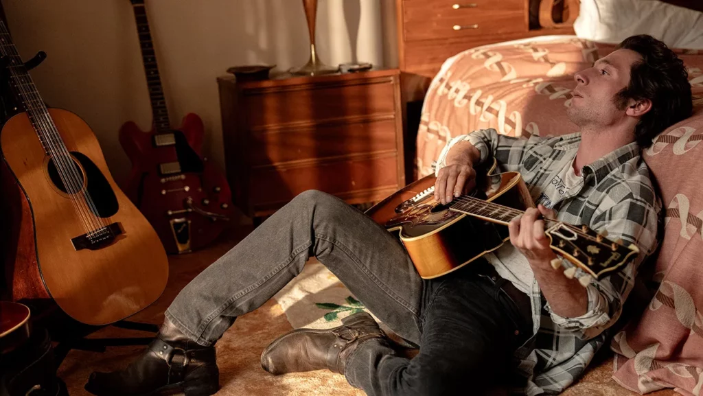 Jeremy Allen White resulta brillante en su interpretación de Bruce Springsteen. Foto: 20th Century Studios
