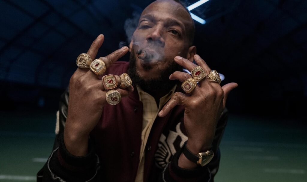isaiah con sus anillos de campeonato