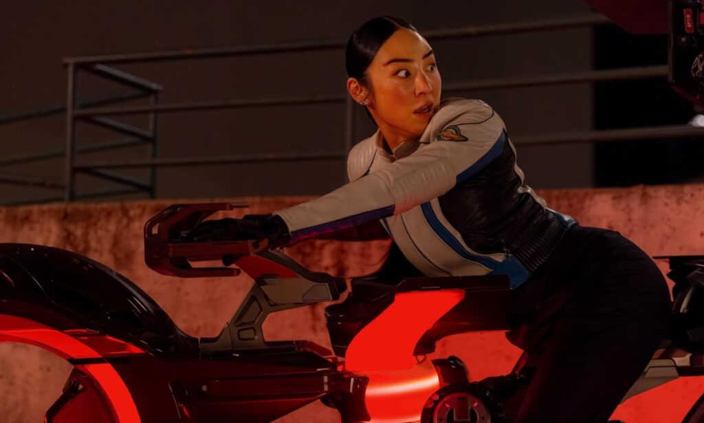 eve kim sobre una moto