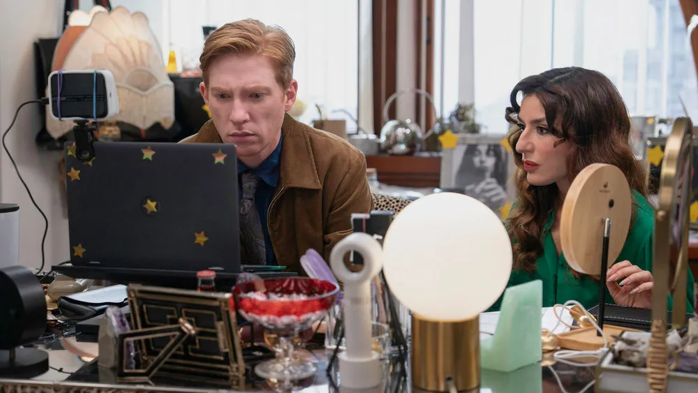 Domnhall Gleeson y Sabrina Impacciatore retratan la vida detrás del periodismo en The Paper. Foto: HBO Max
