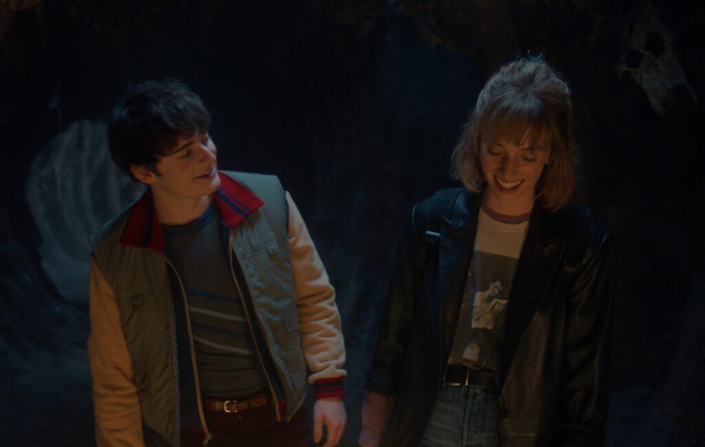 Noah Schnapp y Maya Hawke en una escena dentro de Stranger Things Temporada 5. Foto: Netflix.