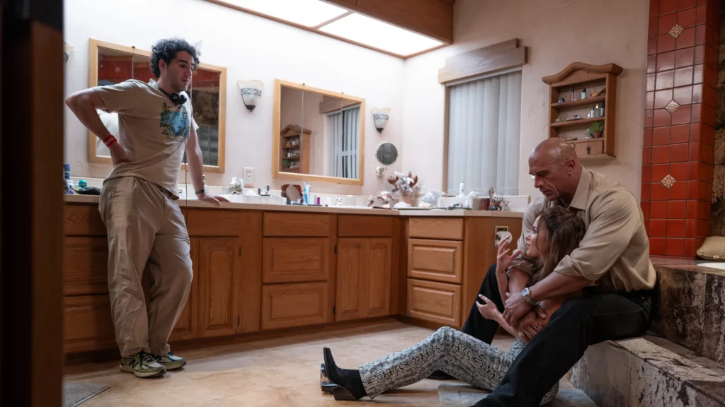 Una escena memorable en La Máquina. Emily Blunt, Dwayne Johnson y Benny Safdie juntos. Foto: Diamond Films / A24