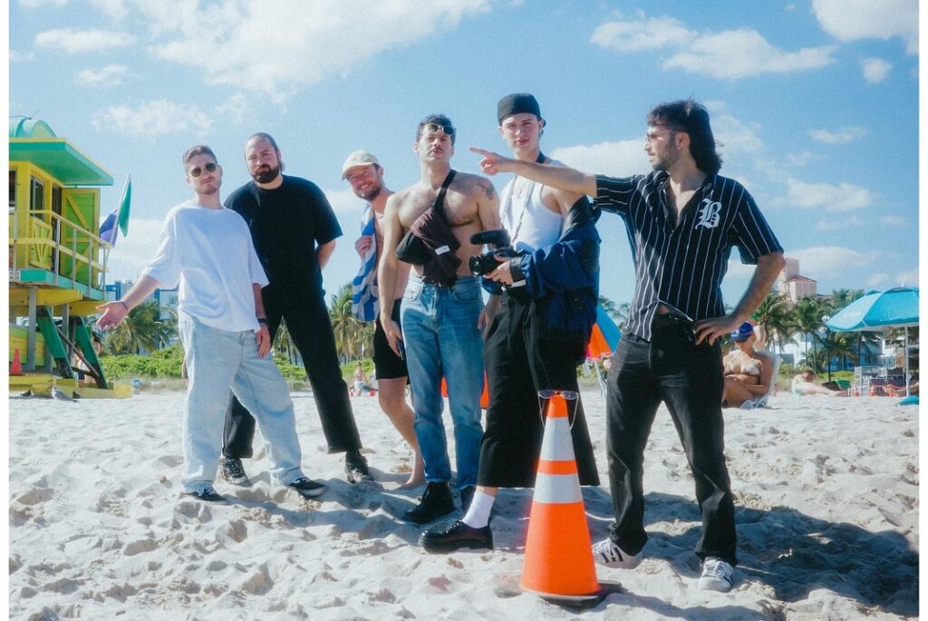 Terminando su actual gira que los llevó a Miami, Arde Bogotá grabará su nuevo álbum.