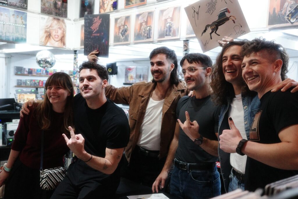 Arde Bogotá convivió con sus fanáticos en La Roma Récords en la CDMX.