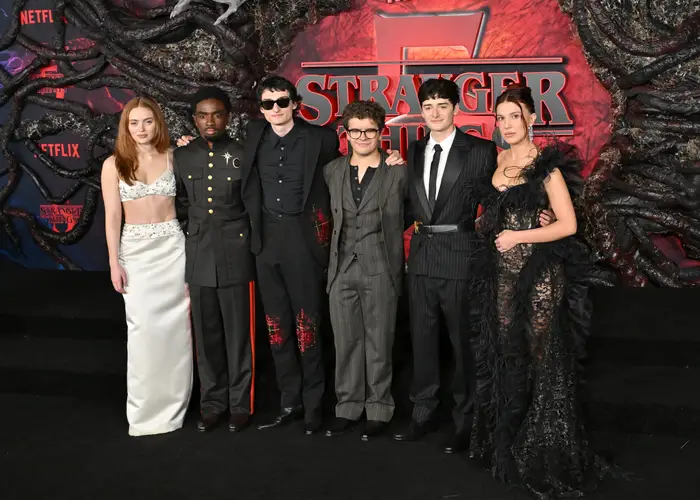 El grupo unido por última vez en la alfombra negra de la premiere de Stranger Things Temporada 5. Foto: Netflix