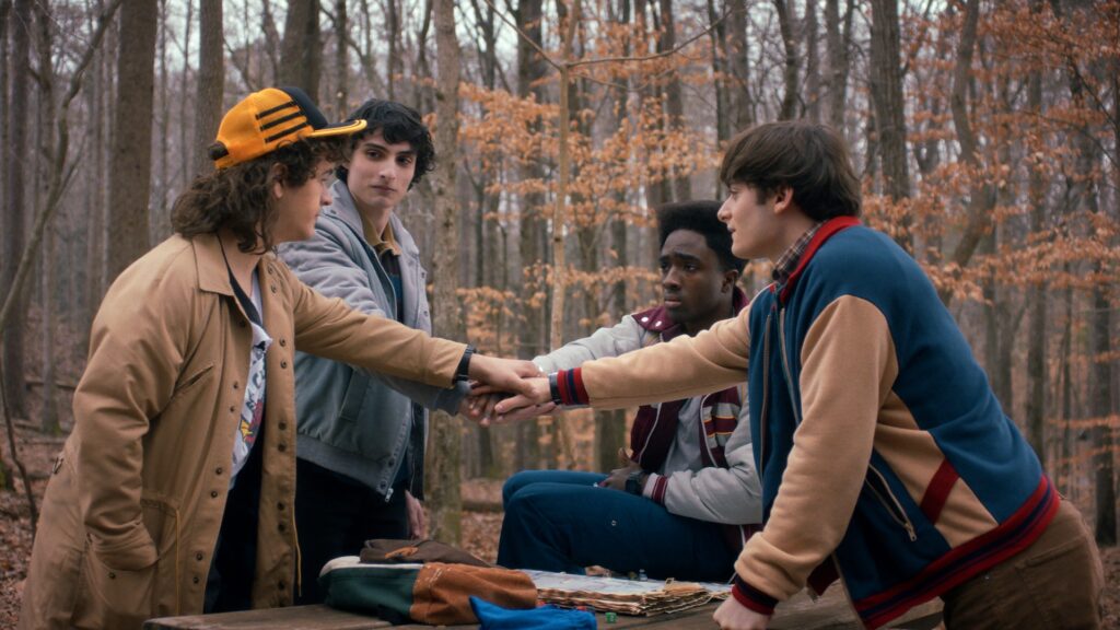 El cuarteto de Hawkins planeando su última misión. ¿Saldrán victoriosos en el último capítulo de Stranger Things? Foto: Netflix