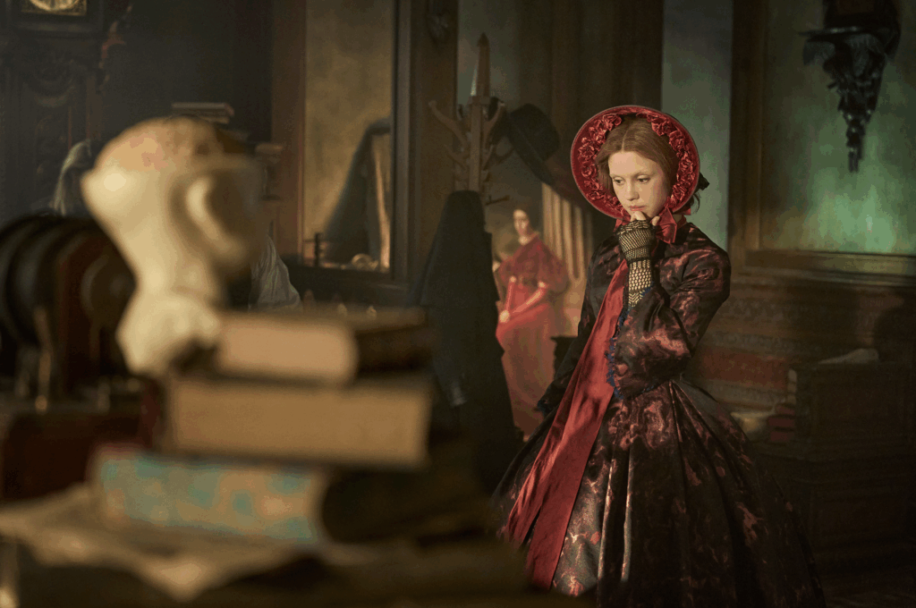 Mia Goth y el color rojo, presentes en la adaptación de Frankenstein de Guillermo. Foto: Netflix