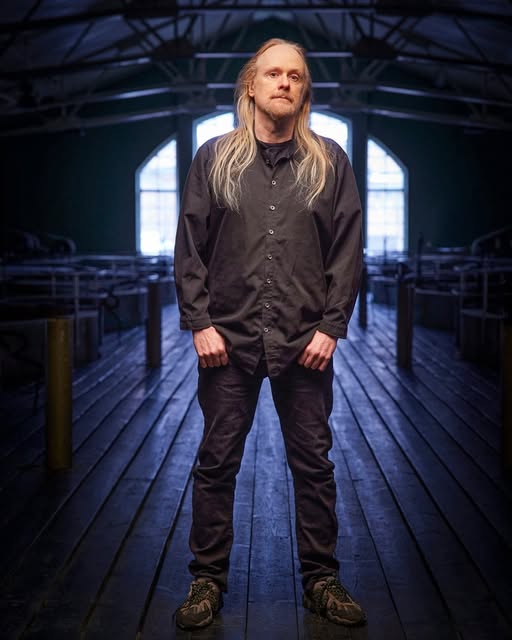 Johansson vive la euforia del metal de los 90, donde tocó con Stratovarius y Ronnie James Dio.