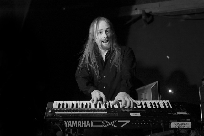 Jens en su teclado Yamaha, creando un legado histórico.