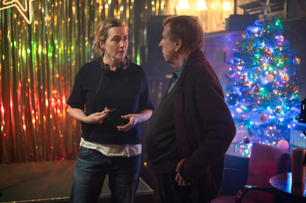 Kate Winslet dirigiendo a Timothy Spall en su ópera prima, Goodbye June. Foto: Netflix