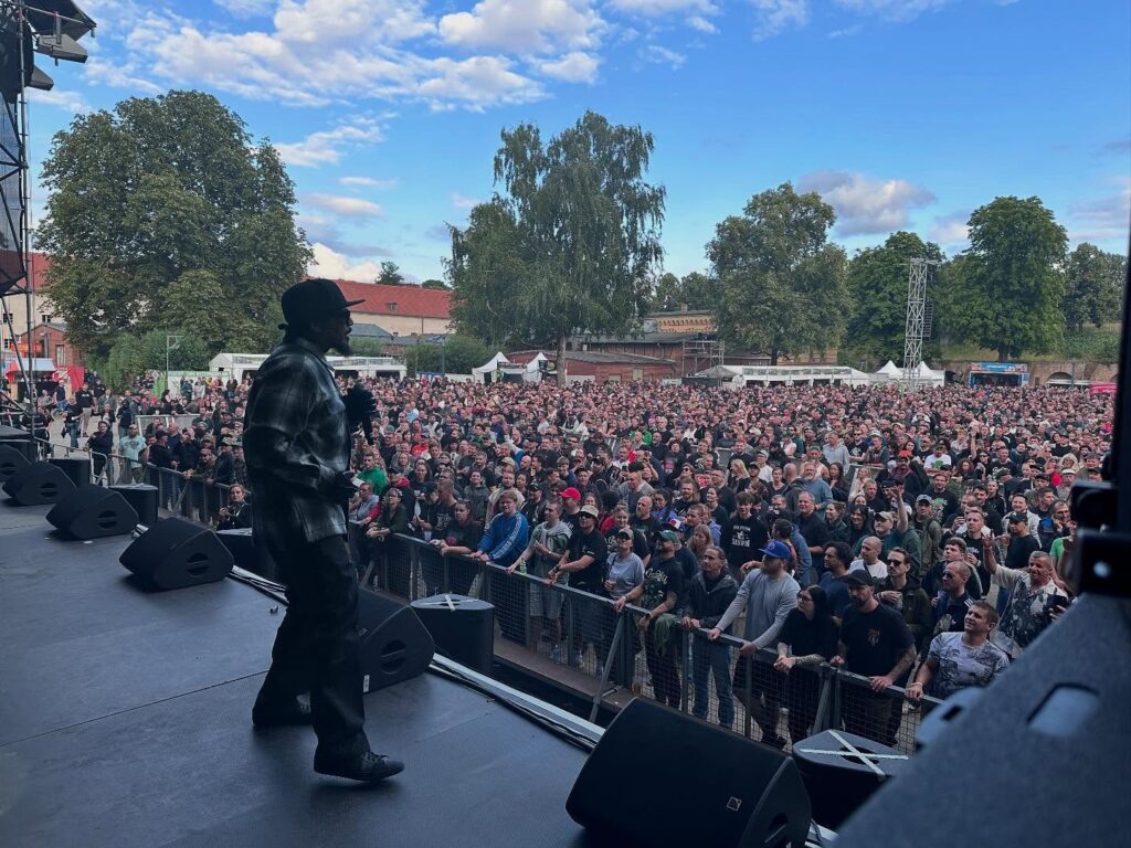Kemo the Blaxican lleva el orgullo latino de sus rimas a todo el mundo y la gente lo aplaude. 