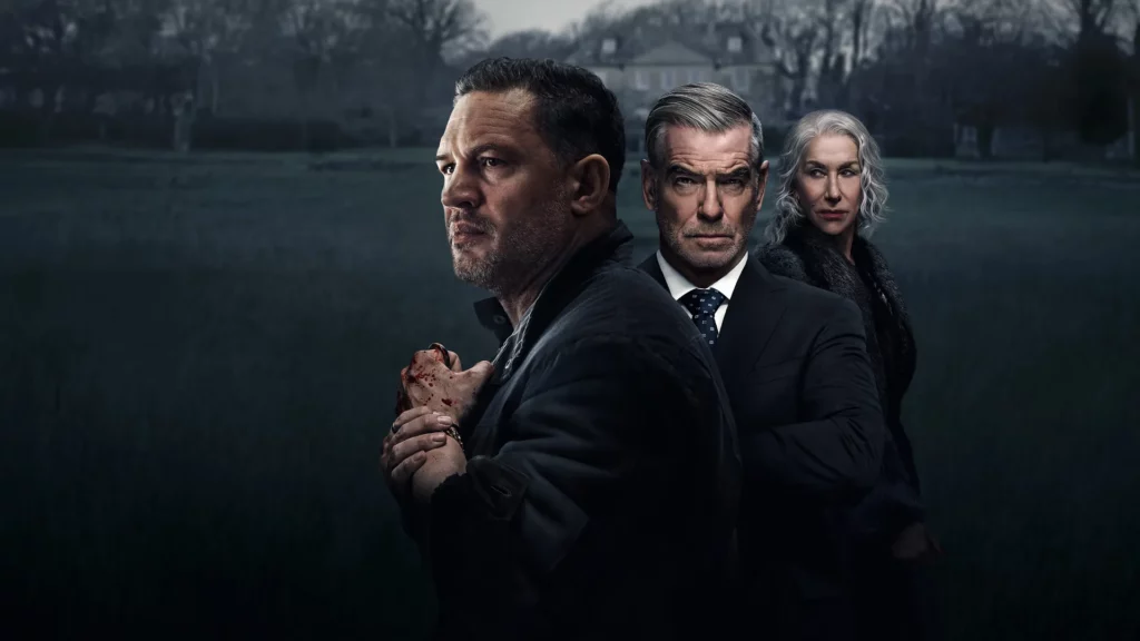 Amenazante triada. Tom Hardy es la mano derecha de los temidos Harrigan en Tierra de Mafia. Imagen: Paramount Plus