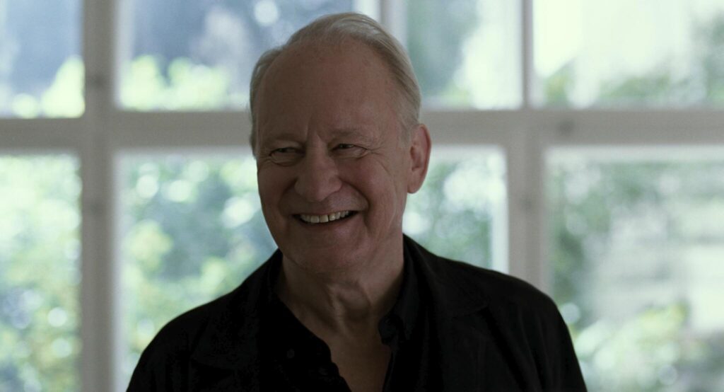 Stellan Skarsgård suma otro papel interesante como el seco pero sensible director y padre, Gustav Borg, en Valor Sentimental. Foto: Neon / MUBI