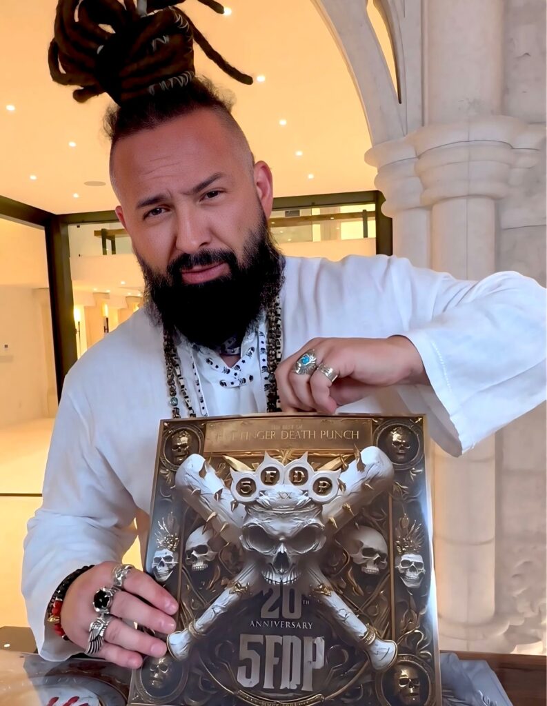 Zoltan y Five Finger Death Punch celebran de lujo su 20 aniversario con este álbum de reversiones.