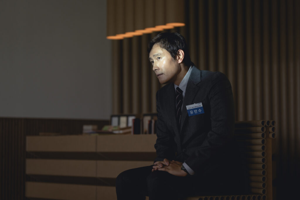 Lee Byun Hun resulta brillante como el desesperado protagonista que llega hasta el absurdo en La Única Opción. Foto: MUBI / CJ Entertainment
