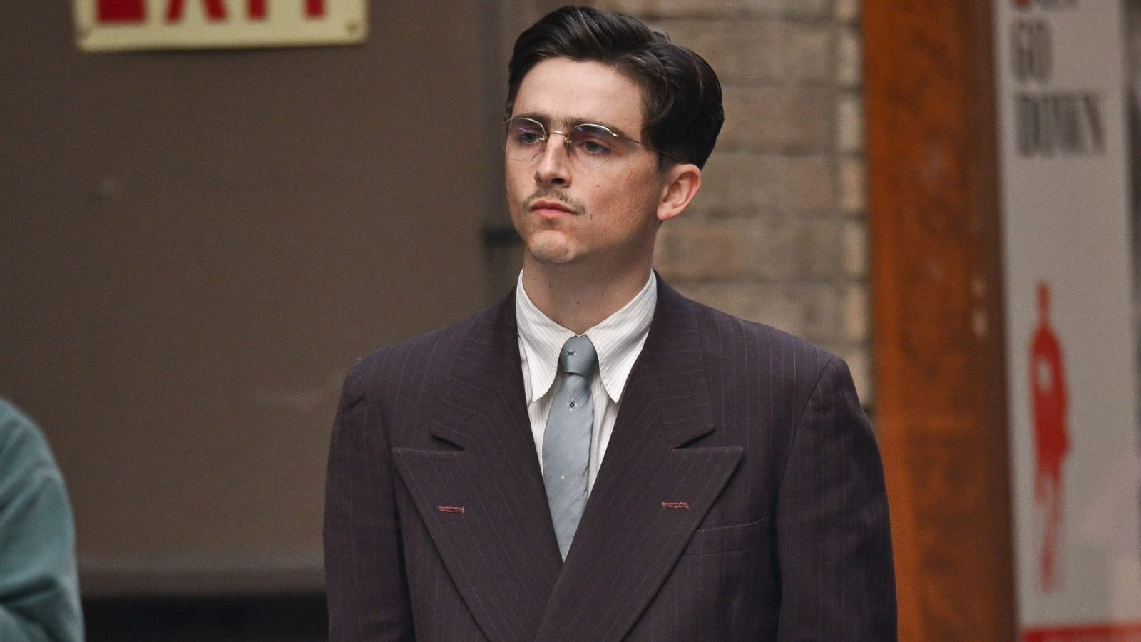 Timothée Chalamet es Marty Mauser