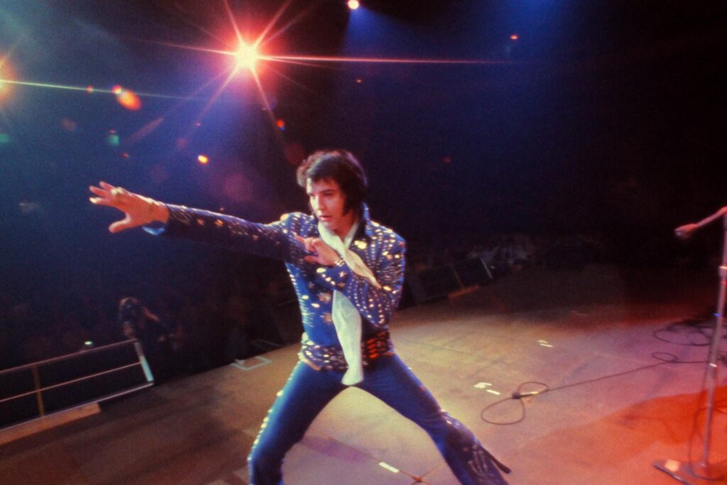 Los bailes, la música, el público, la locura. Todo se vive de forma vibrante en EPIC: Elvis Presley en Concierto. Foto: Neon / Universal Pictures