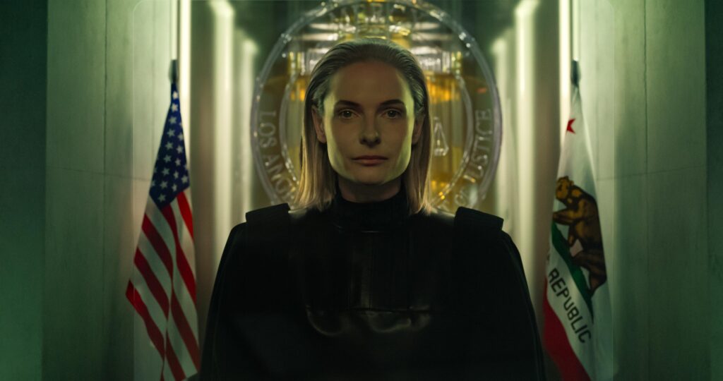 La estoica y bella Rebecca Ferguson encarna a la I.A. Maddox en Sin Piedad. Foto: Sony Pictures 