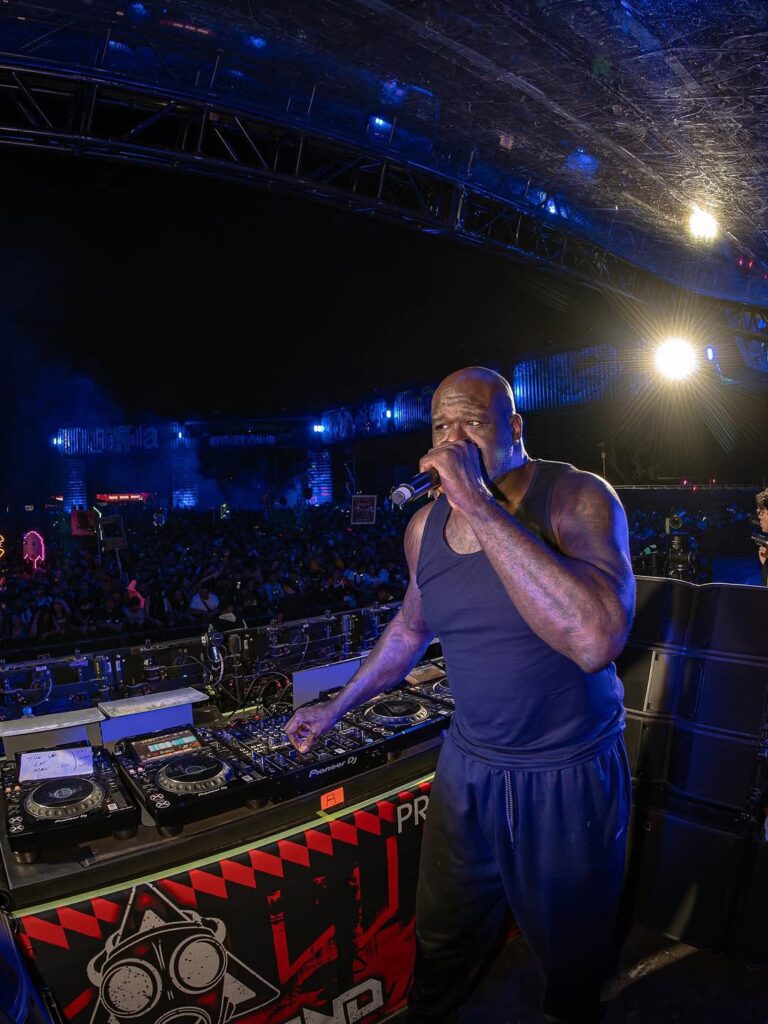 Shaquille O'Neal como DJ Diesel en el EDC México / foto: Oficial FB