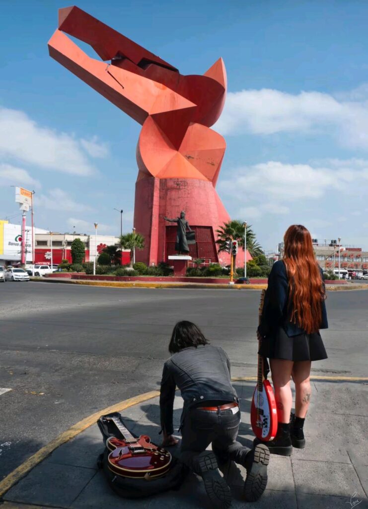 Vilevo frente al monumento Coyote en Ayuno en Neza