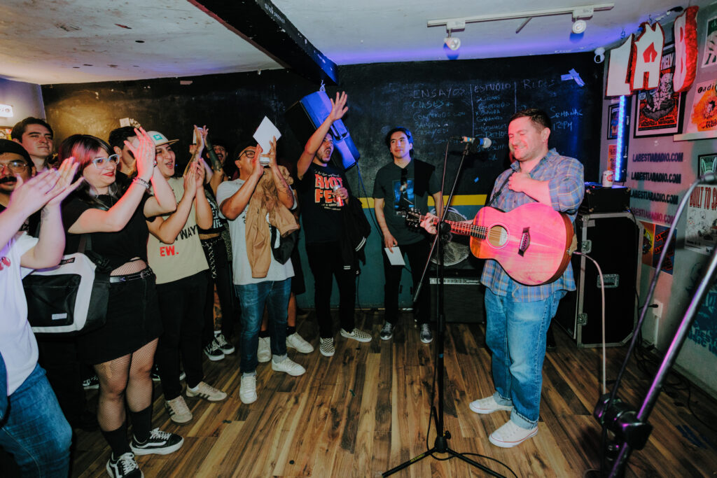 Siempre con su gente. The Menzingers convivieron con sus fans en una listening party antes de su tocada en el Multiforo Alicia.