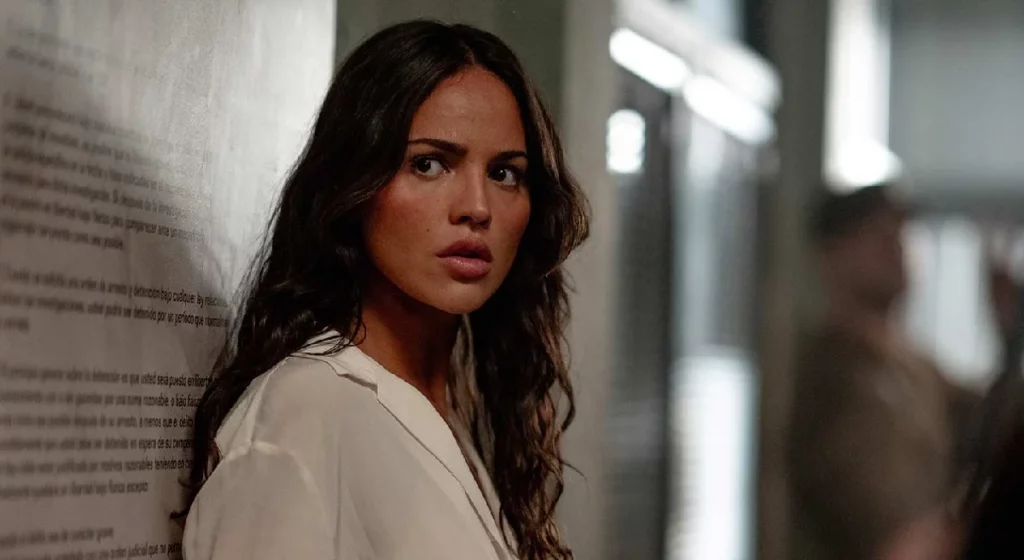 Eiza Gonzalez no lo hace mal pero la historia le juega en contra En la Zona Gris. Foto: Diamond Films