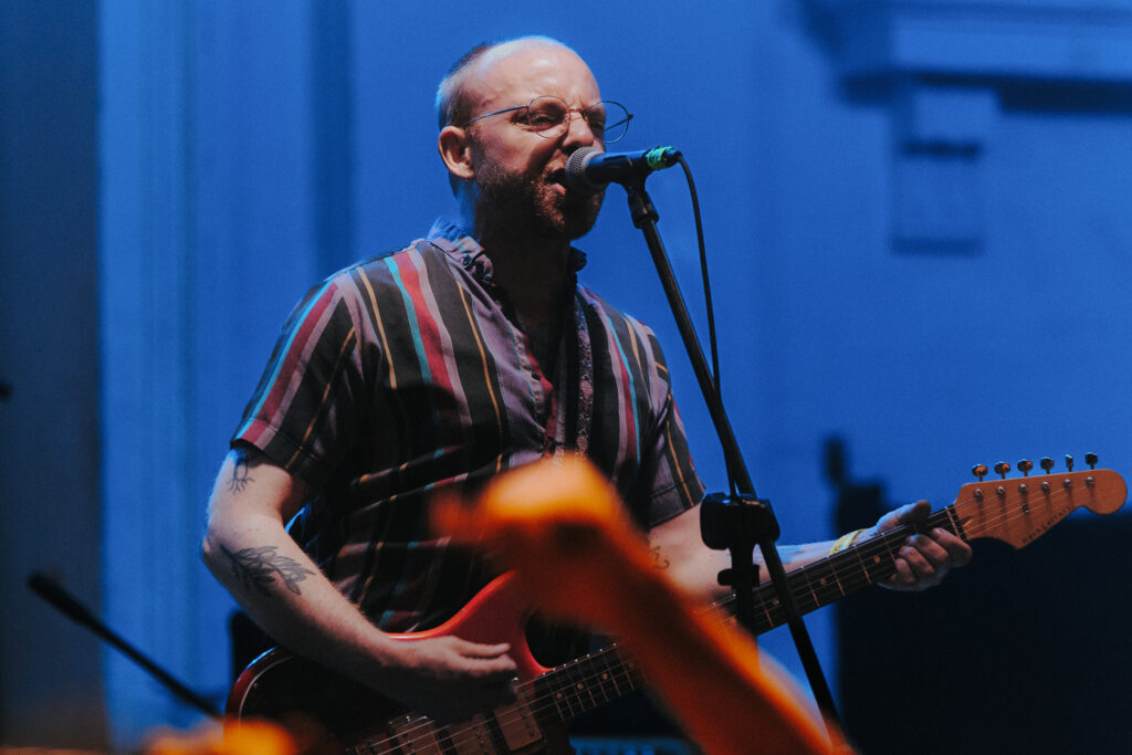 Tom May y su característica guitarra en vivo con The Menzingers.