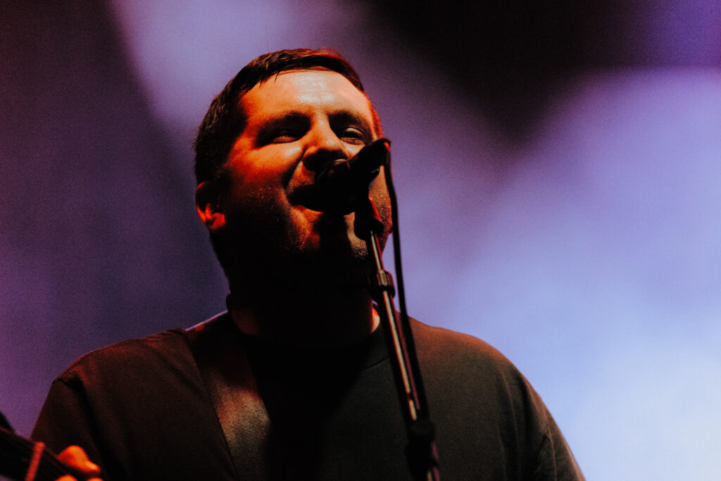 Greg Barnett, siempre dándolo todo por el punk rock que no está muerto mientras The Menzingers existan.