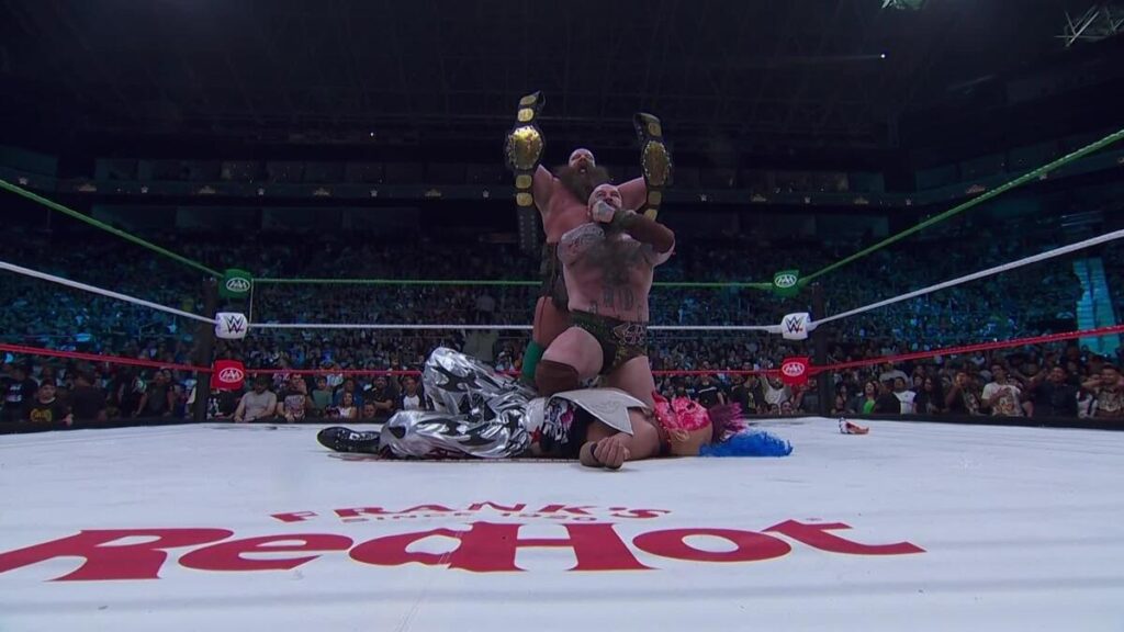 Antes de la estelar del Grande Americano, el Campeonato de Parejas AAA fue a parar a manos de los War Raiders ante la implosión de los ex campeones.