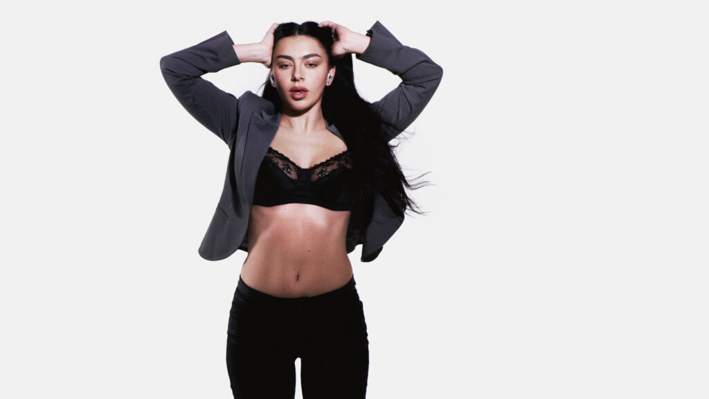 Charli XCX con Nothing / Foto: Nothing