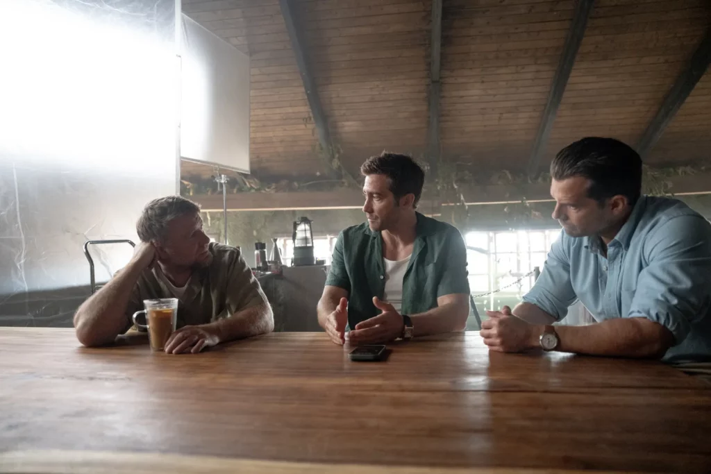 Guy Ritchie, Jake Gyllenhaal y Henry Cavill detrás de cámaras de En la Zona Gris. Foto: Diamond Films