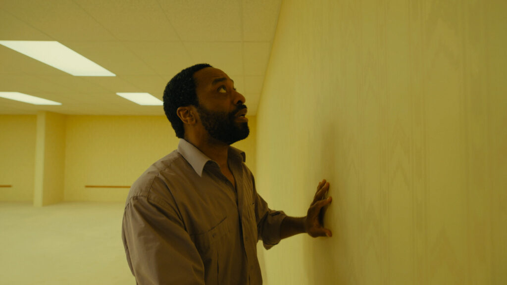 Chiwetel Ejiofor comparte sus traumas psicológicos dentro de Backrooms. Foto: Imagem Films Mx / A24