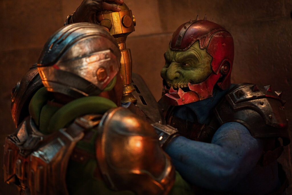Sam C Wilson encarna al imponente Trap Jaw en Amos del Universo. Foto: Prime Video / Sony Pictures