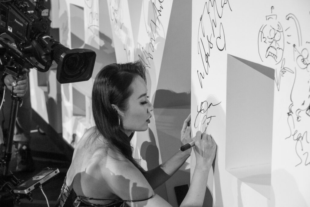 La actriz visitó la CCXP México 2026 con el resto del cast de Spider Noir para presentar un adelanto de la serie. Foto: Amazon MGM Studios