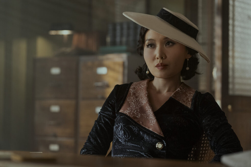 Li Jun Li cmo Cat Hardy en Spider Noir. Foto: Aaron Epstein/Prime © Amazon Content Services LLC