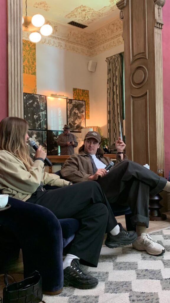 Lydia Kitto y Josh Lloyd-Watson platicando sobre Sunshine en la CDMX / Foto: Alejandro Piña