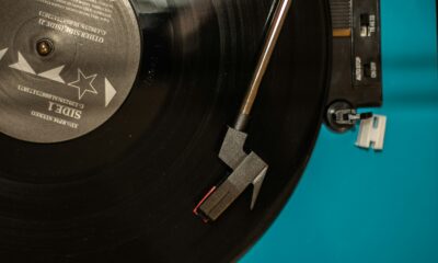 Disco de vinilo negro girando sobre una tornamesa