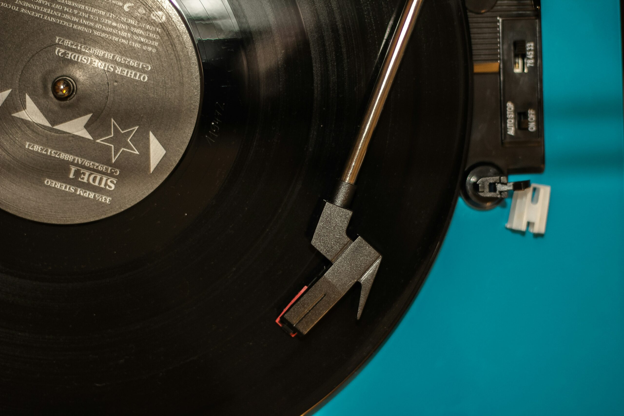Disco de vinilo negro girando sobre una tornamesa